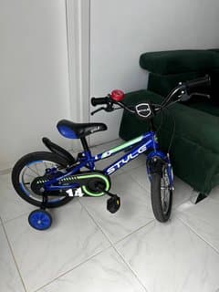 Kids' bicycle with training wheels