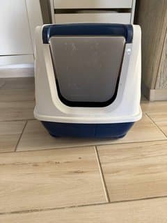 Large enclosed pet litter box