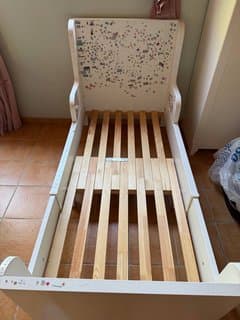 Ikea extendable bed without mattress