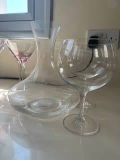 Wine decanter with 2 glasses